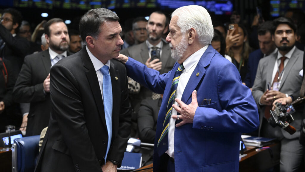 Quando o dinheiro senta à mesa, a polarização levanta