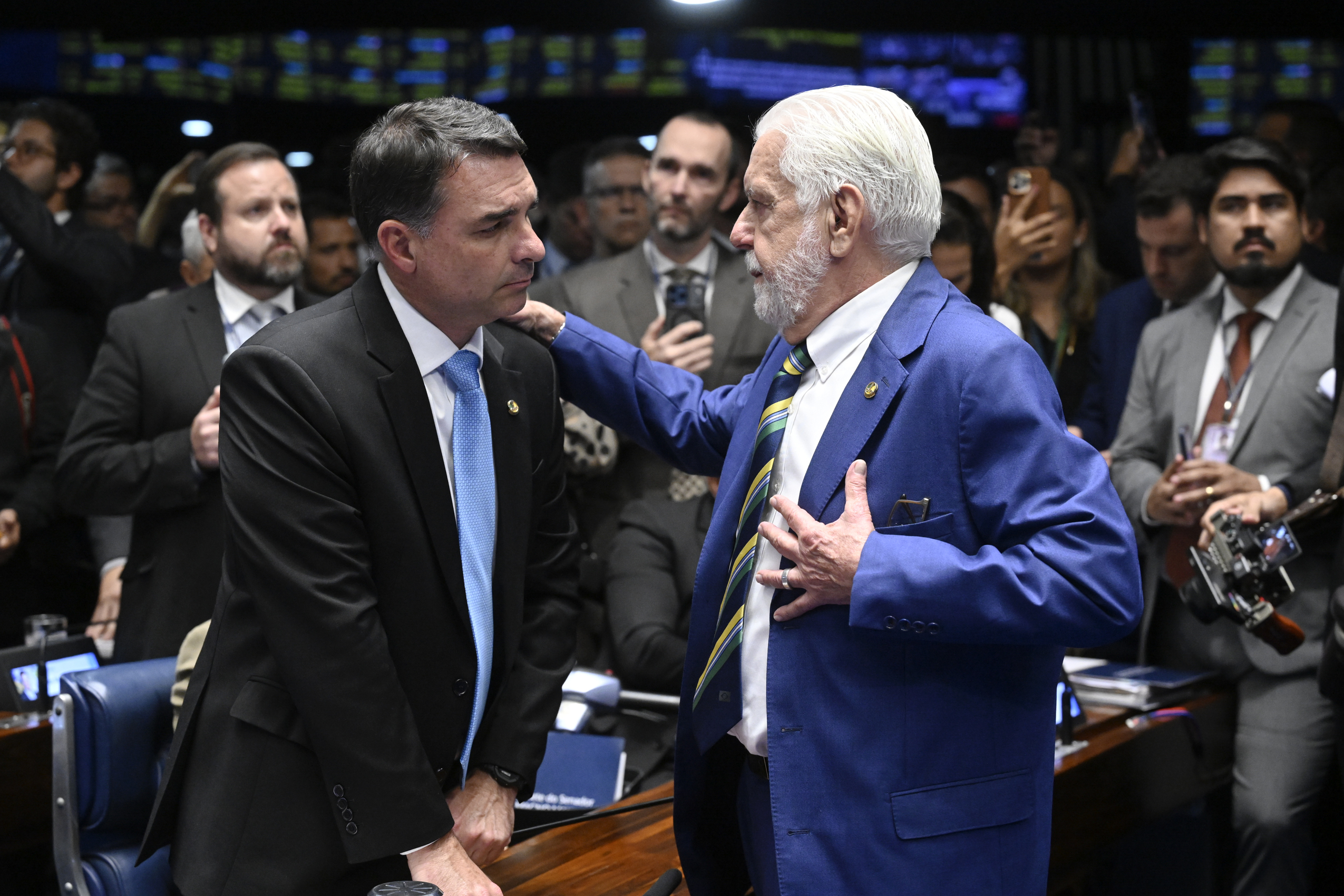 Quando o dinheiro senta à mesa, a polarização levanta