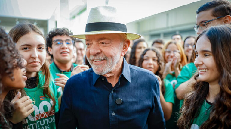 Filhos de Bolsonaro são “piores" do que o pai, diz Lula