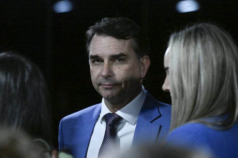 Flávio faz aceno às mulheres após atrito com Michelle