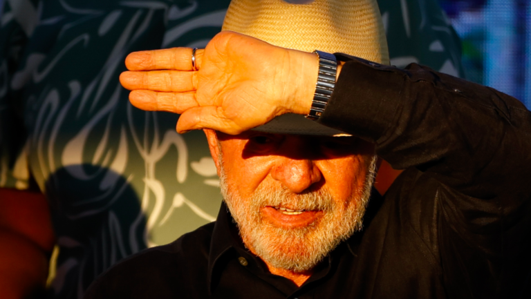 Lula protegendo os olhos do Sol