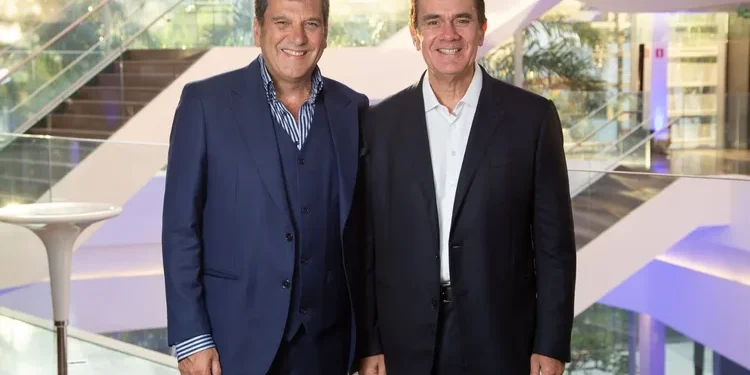 Telmo Costa, fundador e CEO da Insi, e Claudio Carrara, vice-presidente. Foto: Insi/Divulgação




Este é um trecho original publicado em Exame.com. Leia a matéria completa em https://exame.com/negocios/apos-acordo-com-dona-do-facebook-brasileira-meta-muda-de-nome-expande-para-a-asia-e-mira-r-1-bi/?utm_source=copiaecola&utm_medium=compartilhamento