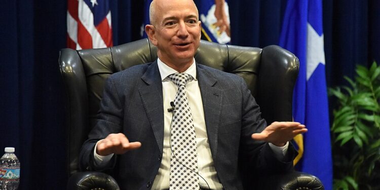 Jeff Bezos, CEO da Amazon.

Foto: U.S. Air Force / Wikimedia Commons