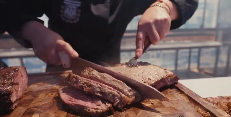 Além das carnes, a Associação Argentina de Futebol ainda contratou chefs profissionais para cuidar dos churrascos da Seleção.

Foto: Instagram (@chiquitapia)