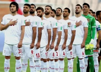 Seleção iraniana cantando o hino.

Foto: torent2222222 / wallpapers.com (https://pt.wallpapers.com/papeis-de-parede/selecao-iraniana-de-futebol-cantando-o-hino-nacional-tjzjs1hmhg6xf2sl.html)