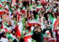 Torcedores do Irã.

Foto: remonbar / Wallpapers.com (https://pt.wallpapers.com/papeis-de-parede/torcedores-da-selecao-iraniana-de-futebol-jkwl8am4akwi0cxy.html)