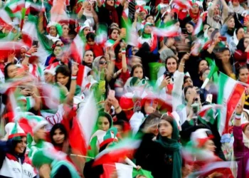 Torcedores do Irã.

Foto: remonbar / Wallpapers.com (https://pt.wallpapers.com/papeis-de-parede/torcedores-da-selecao-iraniana-de-futebol-jkwl8am4akwi0cxy.html)