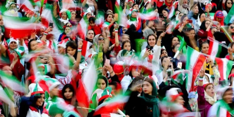Torcedores do Irã.

Foto: remonbar / Wallpapers.com (https://pt.wallpapers.com/papeis-de-parede/torcedores-da-selecao-iraniana-de-futebol-jkwl8am4akwi0cxy.html)