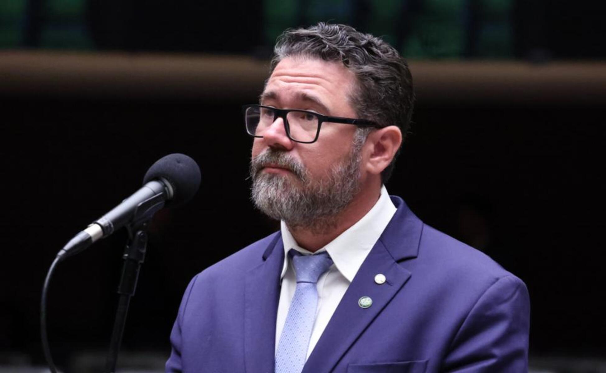Deputado busca assinaturas para PEC que acaba com o IPTU e IPVA
