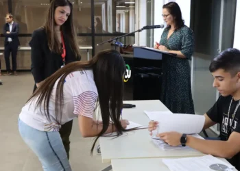 Jovens apredizem durante assinatura do primeiro contraro de trabalho. Valter Campanato/Agência Brasil