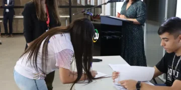 Jovens apredizem durante assinatura do primeiro contraro de trabalho. Valter Campanato/Agência Brasil