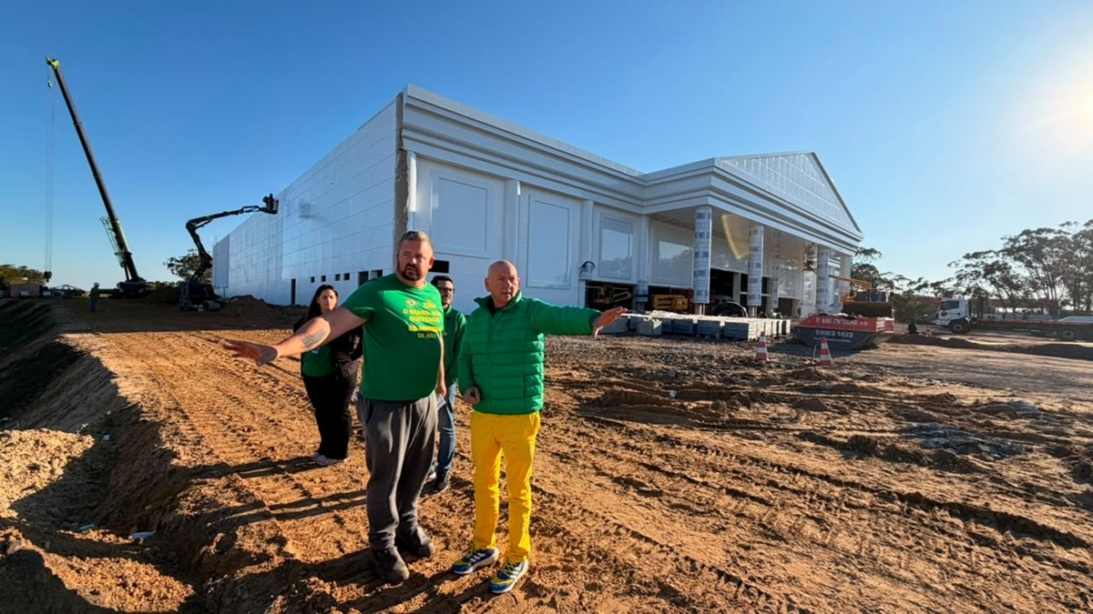 Dono da Havan visita obra de nova megaloja que vai gerar mais de 200 empregos e será inaugurada em agosto