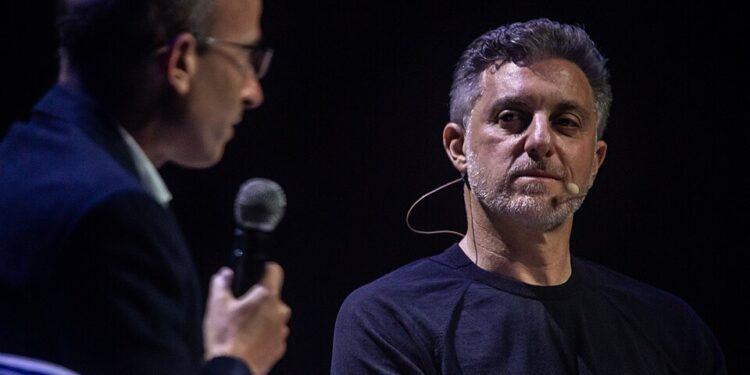 O apresentador Luciano Huck.

Foto: Fronteiras do Pensamento / Wikimedia Commons
