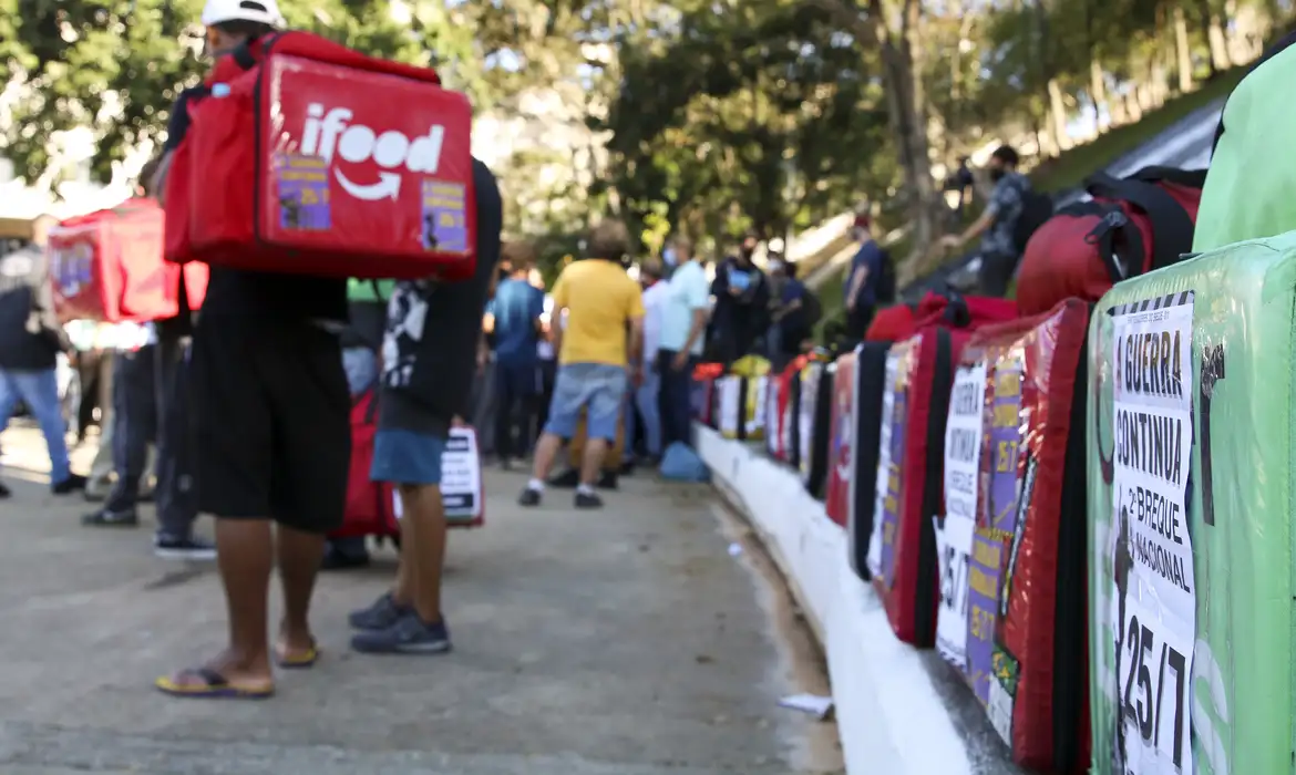 Nova lei determina portaria como local para recebimentos e entregadores não vão entrar em condomínios