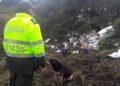 A polícia colombiana atuando na remoção dos corpos das vítimas do acidente.
Foto: Policía Nacional de los colombianos / Flickr