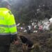 A polícia colombiana atuando na remoção dos corpos das vítimas do acidente.
Foto: Policía Nacional de los colombianos / Flickr