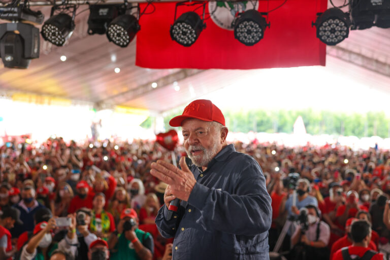 Lula autoriza educação política na escola: ideologização?