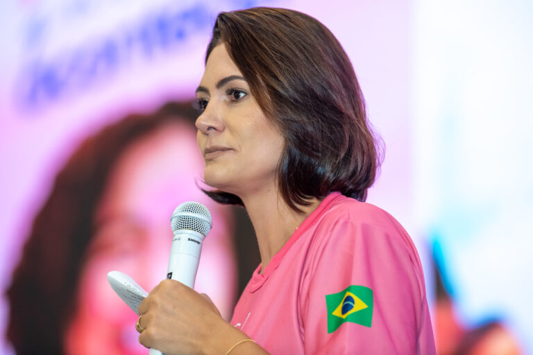 “Eu sinto que ela não quer participar”, diz Valdemar sobre Michelle na campanha de Flávio