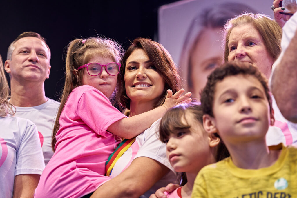 Flávio tem a senha; Michelle tem conexão