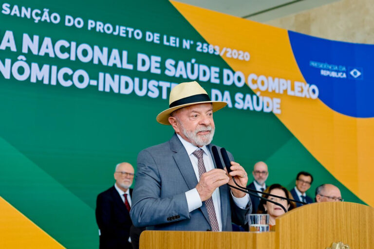 Lula confunde "saúde" com "educação"