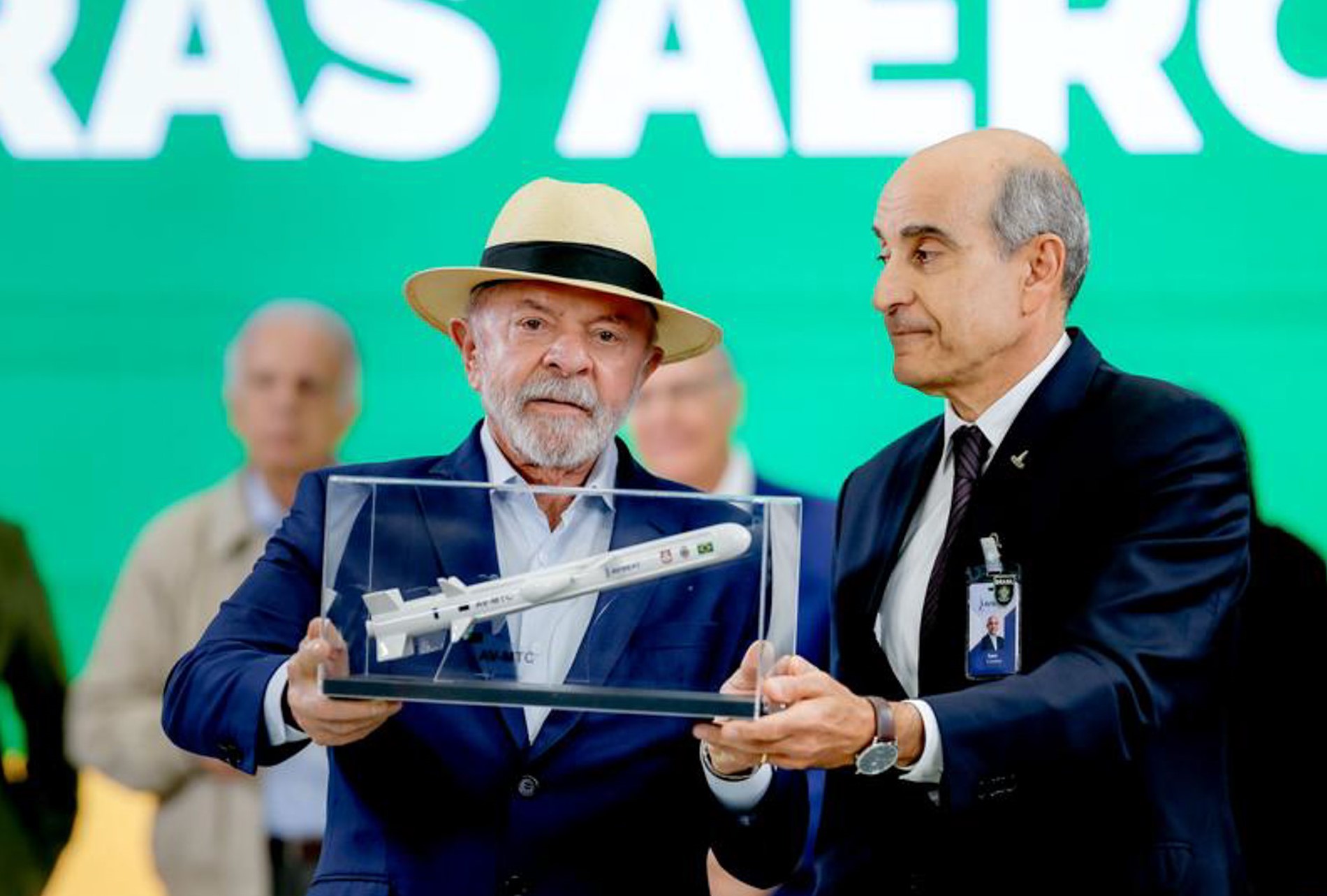 As "armas da paz" do pacifista Lula