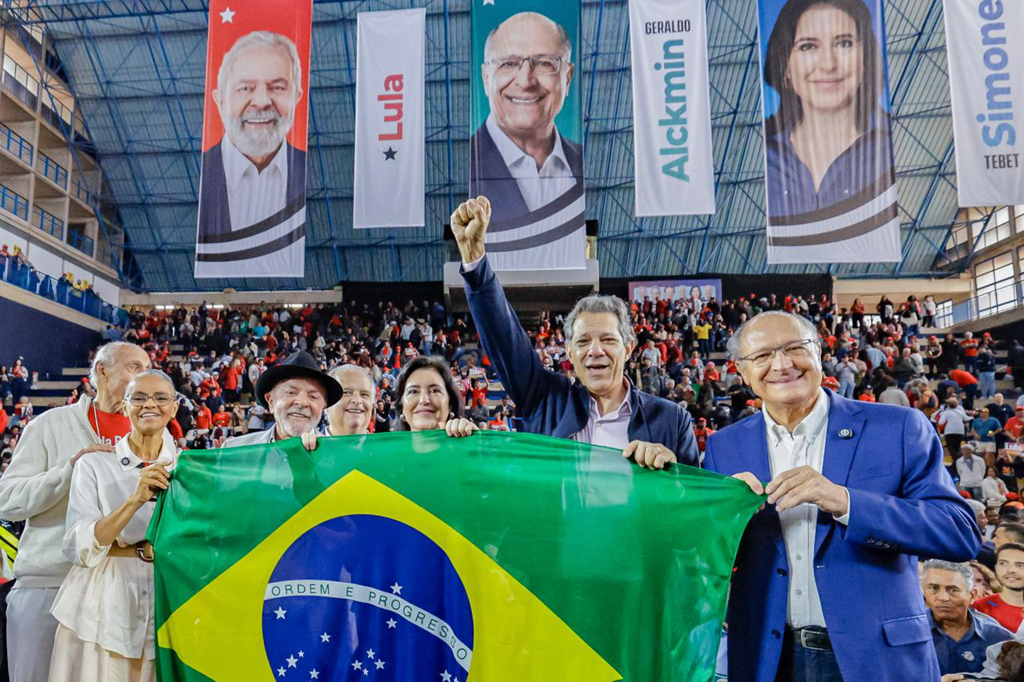 Lula monta palanque sobre ruínas da OMC