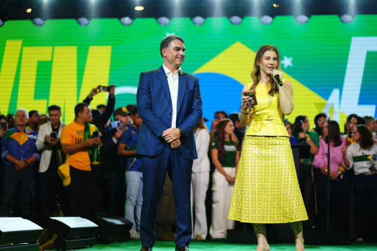 Flávio ganha um trono, mas não um reino