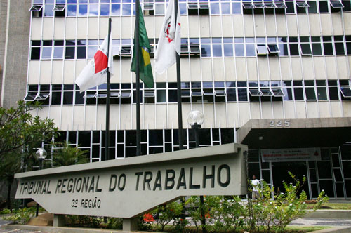 Pai demitido por erro da filha ganha na justiça o direito de voltar ao trabalho