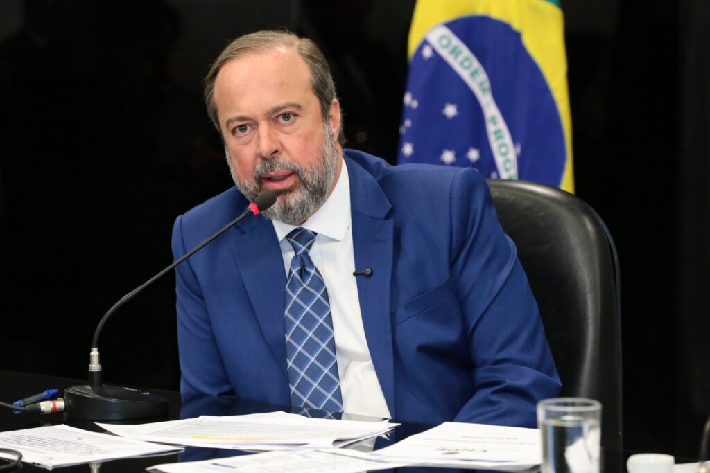 Ministro de Lula compara agentes econômicos a "caminhão de japoneses"
