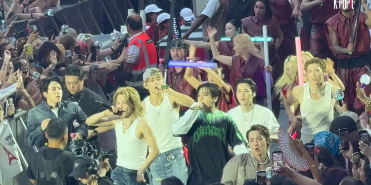 A banda BTS durante um show em Paris.
Foto: K-POPIT 케이팝잇 / Wikimedia Commons