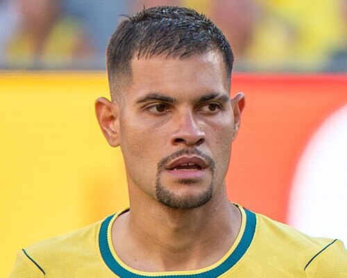Brasileiro que perdeu pênalti na Copa pode jogar com norueguês por meio bilhão de reais