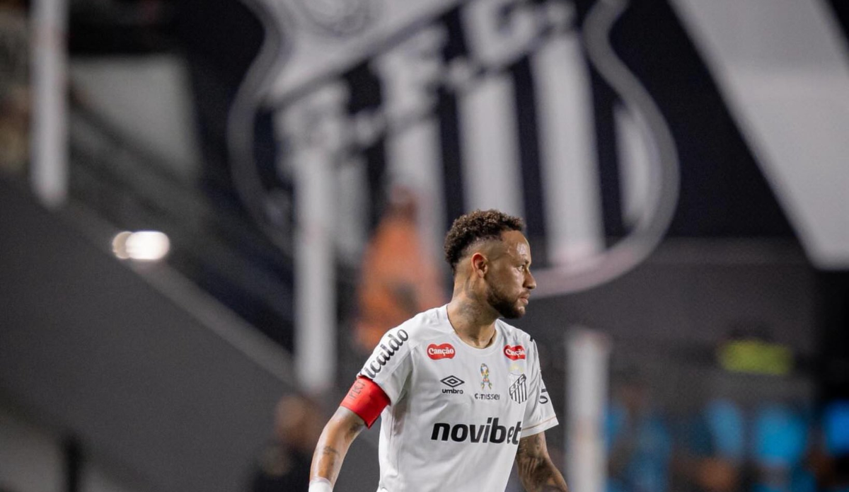 Enquanto elenco segue com salários atrasados, Santos paga R$ 11 milhões para Neymar