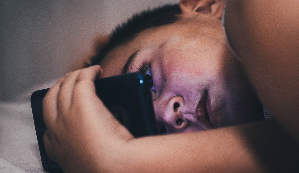 Estudo revela dano mental alarmante em adolescentes que exageram no uso das redes sociais