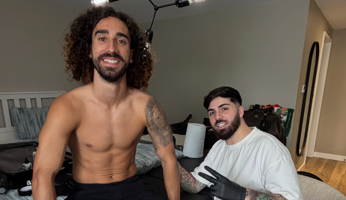Campeão Mundial com a Espanha cumpre promessa e faz tatuagem inusitada após o título