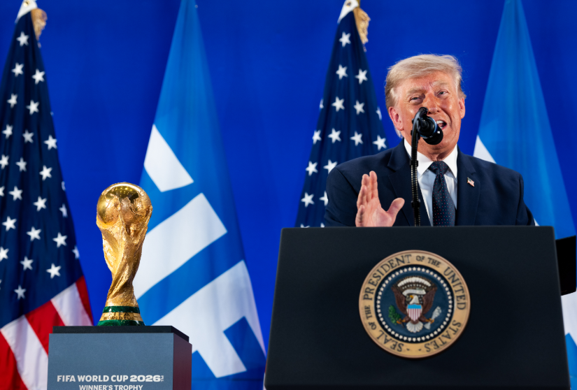 Infantino puxa Trump pelo braço durante entrega da taça da Copa