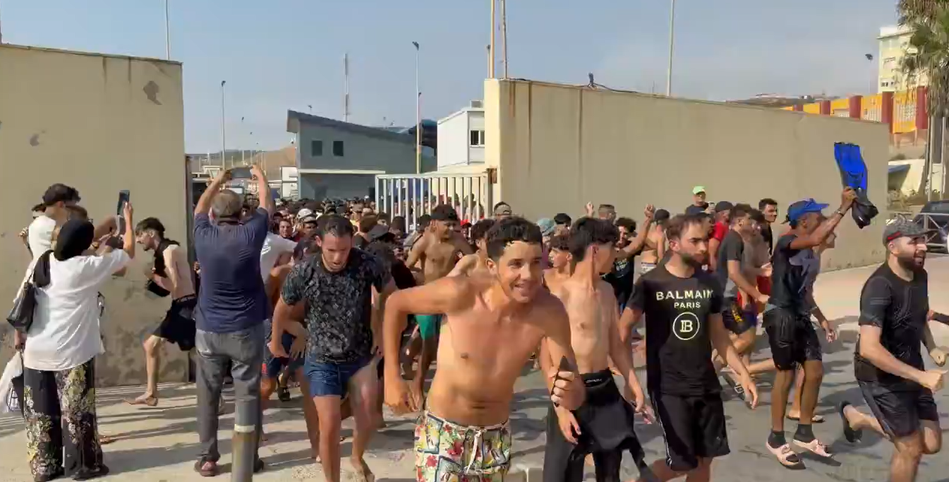 Milhares de marroquinos chegam a nado à cidade espanhola de Ceuta