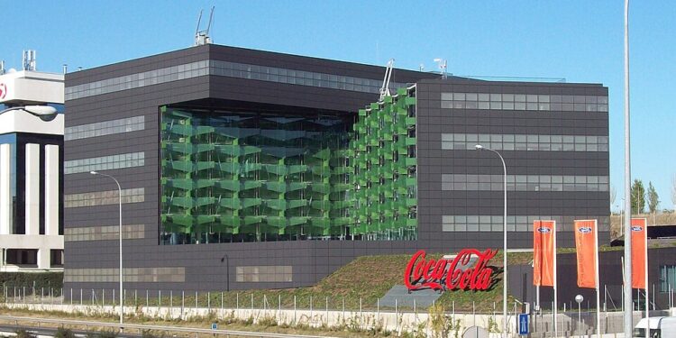 Uma das sedes da Coca-Cola em Medrid, na Espanha. A empresa é um dos nomes que vai contra as tarifas dos EUA contra o Brasil.

Foto: Luis García / Wikimedia Commons