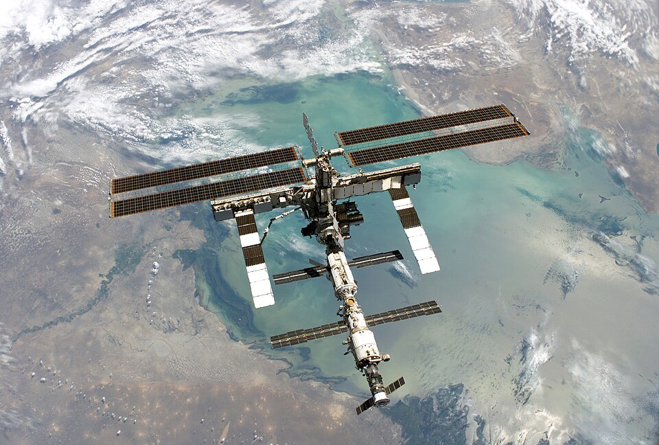 Missão espacial de oito meses termina e astronautas retornam à Terra
