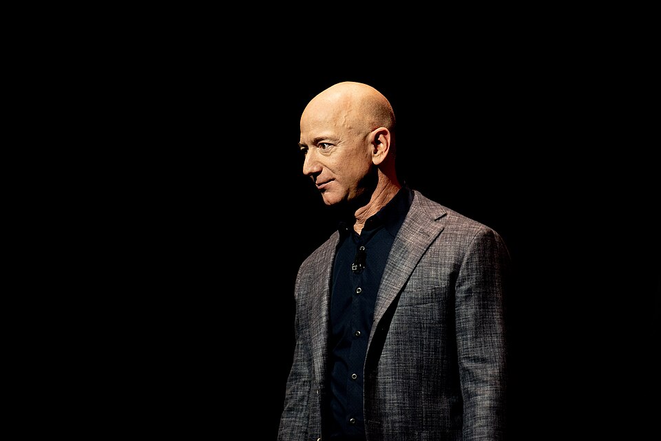 Jeff Bezos supera Elon Musk e Amazon vence corrida de internet via satélite na “casa” do rival