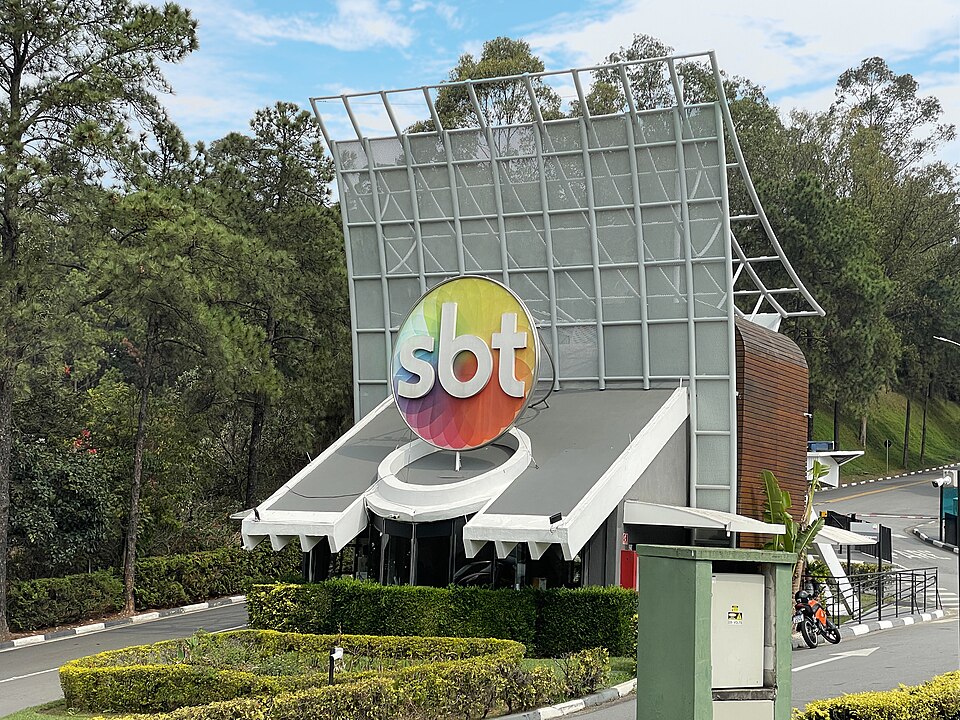 Embalado pela Copa do Mundo, SBT supera Globo e registra 1° lugar no Ibope