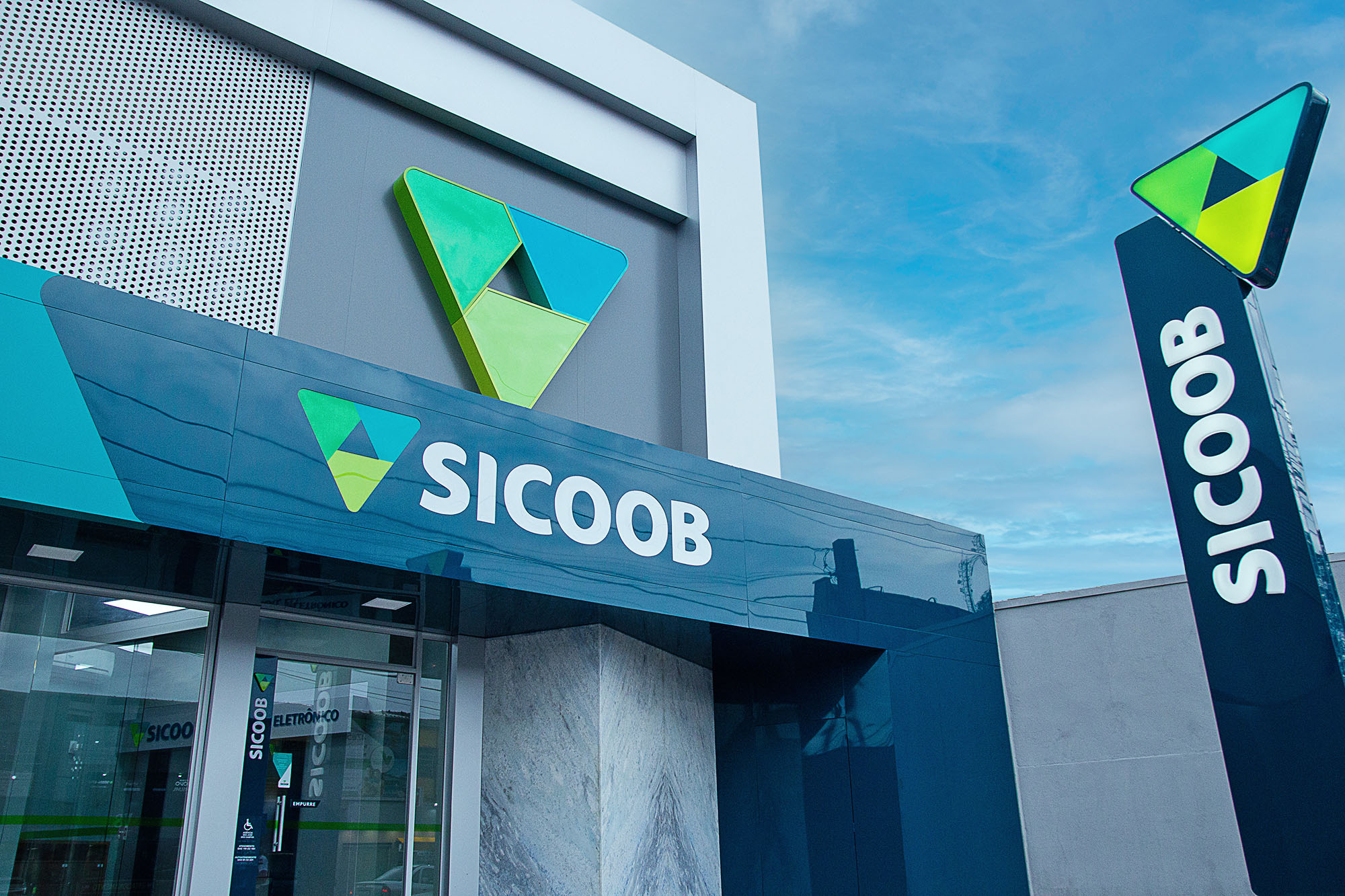 Instituição financeira pagará salários de até R$ 10 mil para novos contratados