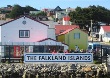 As Ilhas Malvinas, conhecida pelos britânicos como Falkland Islands.

Foto: amanderson2 / Wikimedia Commons / Flickr