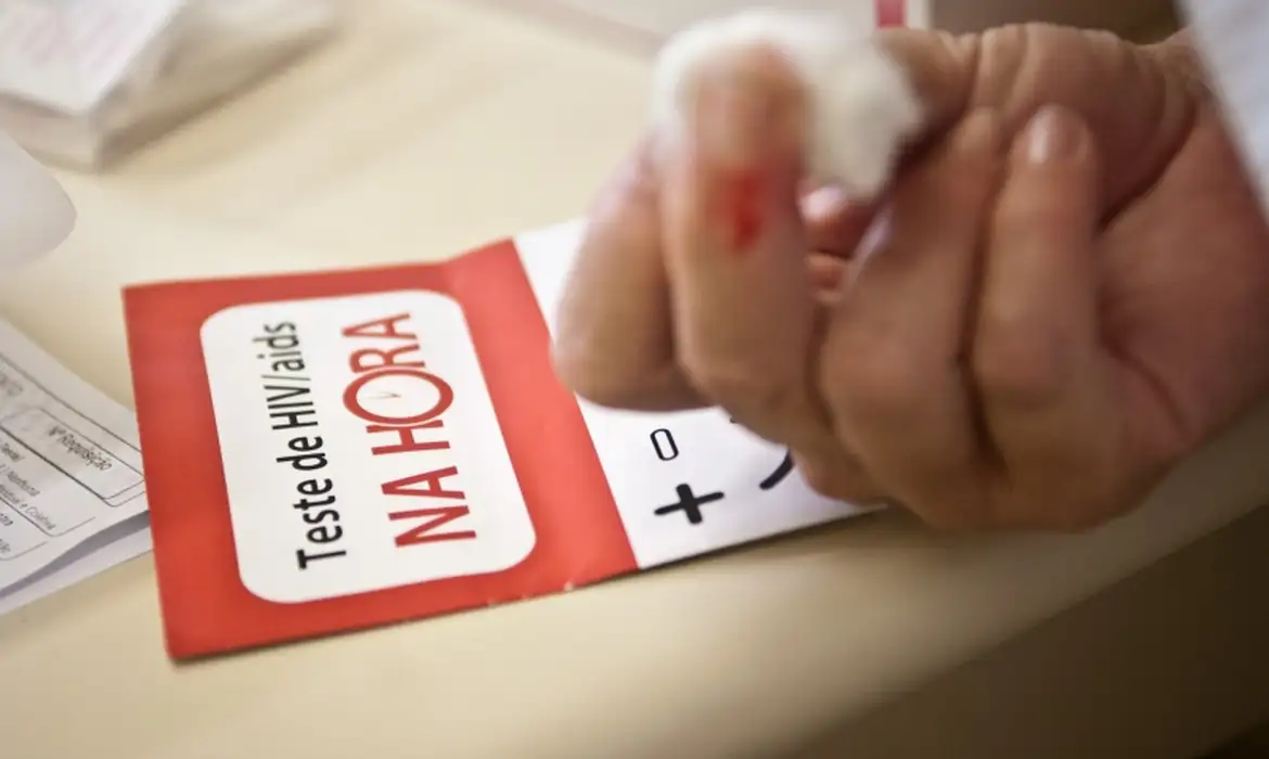 Enquanto o mundo registra queda na contaminação, Brasil tem aumento de 22% nos casos de HIV