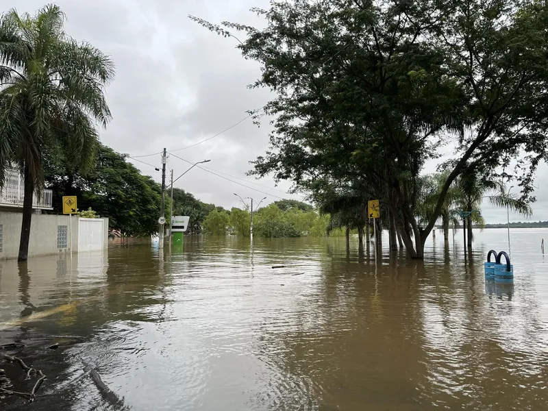 Moradores são retirados de casa e levados para abrigo após inundação de rio