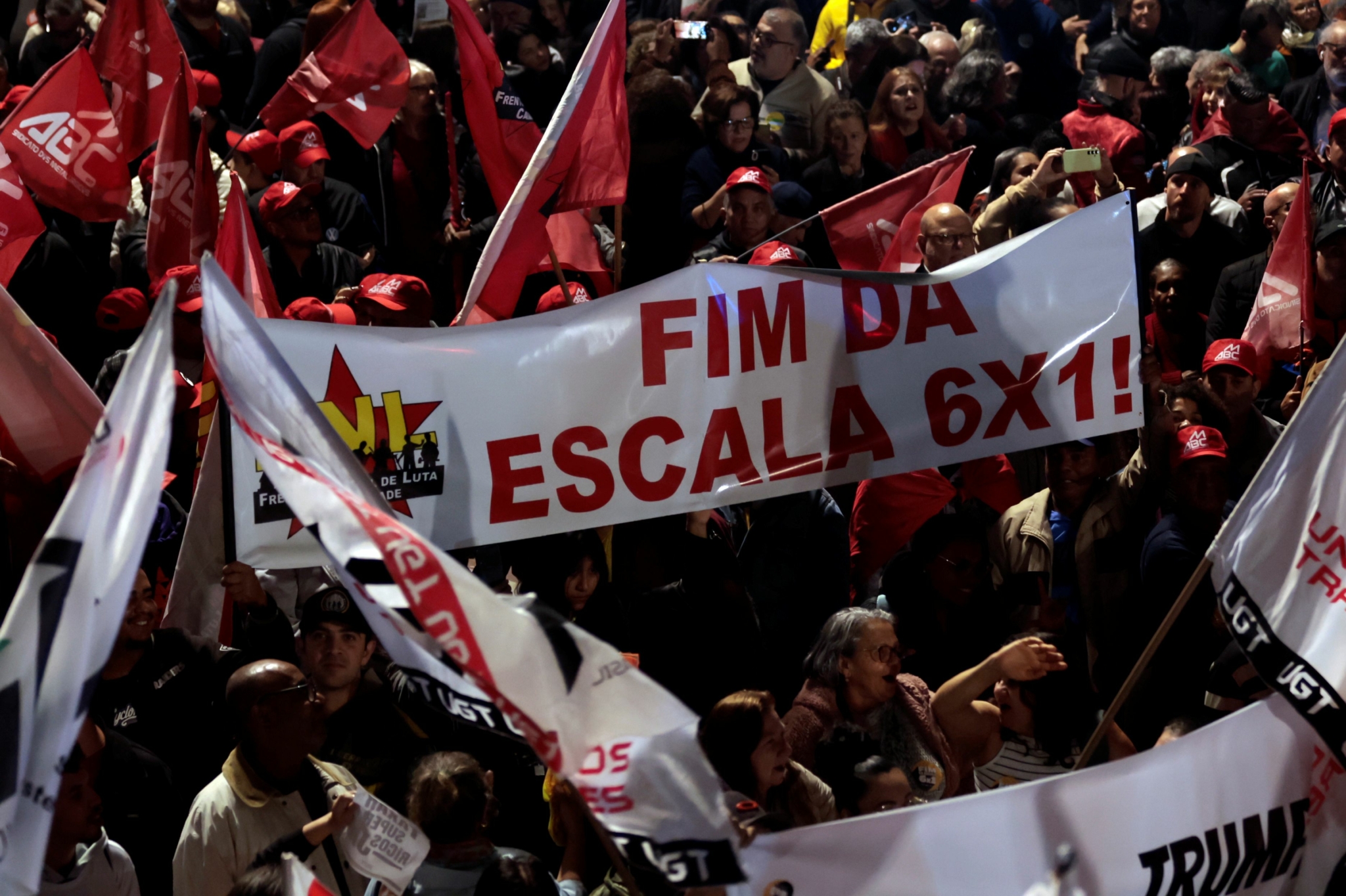 Rede de supermercados e farmácias adotam escala 5×2 para todos funcionários