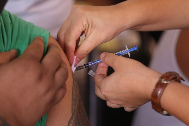 Redução nas internações e nos óbitos: o impacto da vacina contra vírus que ameaça idosos e crianças