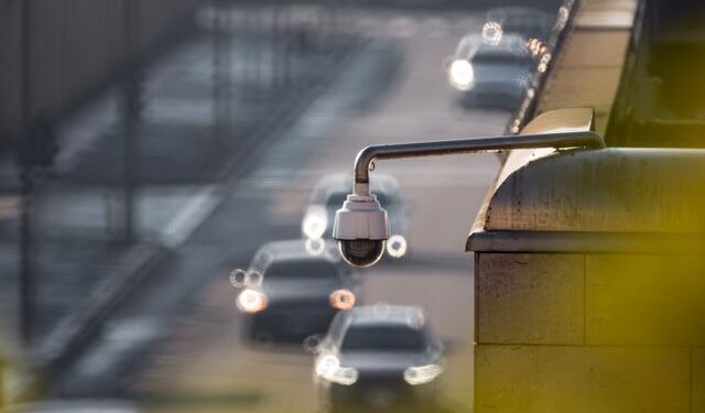 Com as câmeras de rodovia, infrações cometidas dentro do carro poderão ser flagradas.

Foto: tommy picone / Pexels