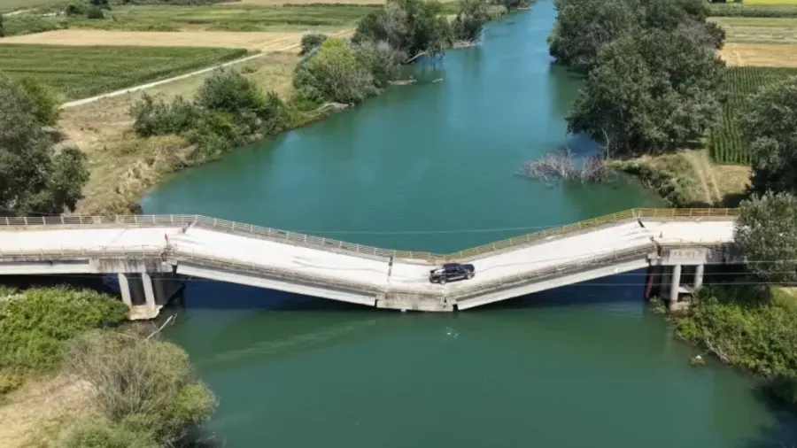 Para evitar desvio de 30km, motoristas se arriscam e passam por ponte danificada há três anos