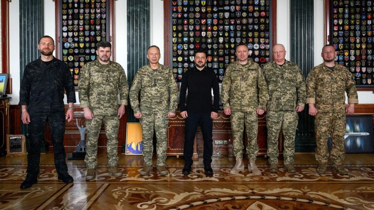 Zelensky avança com as trocas no comando militar da Ucrânia