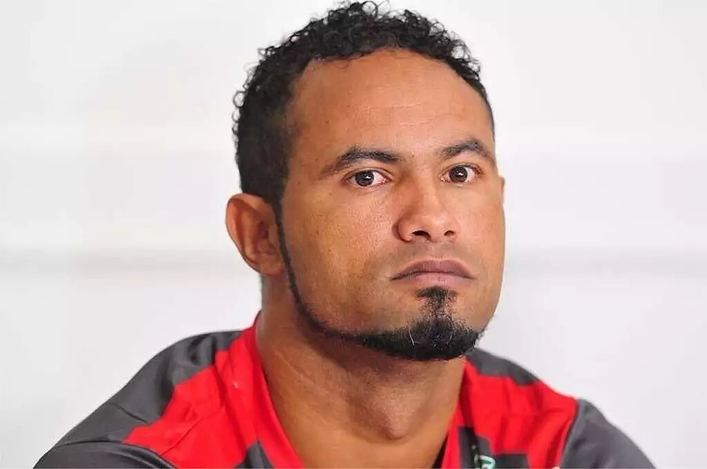 Condenado por assassinato, ex-goleiro do Flamengo processa emissora em R$ 4 milhões por perseguição
